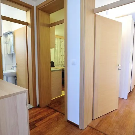 Old Bridge Apartment *